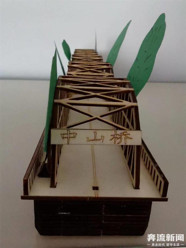 幼儿园手工桥制作方法，幼儿园手工钟表的制作方法（这些小学生巧手自制的中山桥模型）