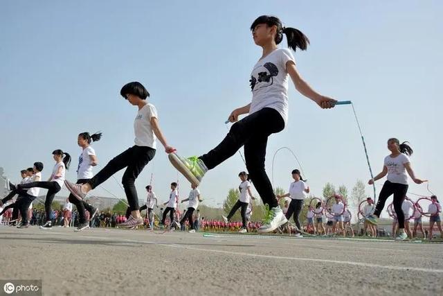 怎么做才能使孩子长高呢，怎么做才能使孩子长高呢视频（点，帮助孩子长高个）