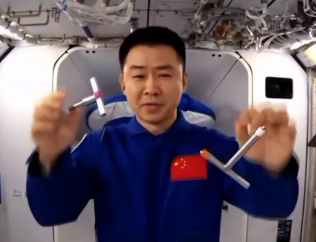 吸管工具怎么使用，如何使用吸管工具（用两米吸管在太空喝水、扳手自动翻跟头）