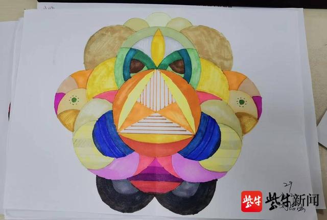 轴对称图形怎么画，轴对称和中心对称图形怎么画（这些初中生设计的“轴对称图形”美出新高度）