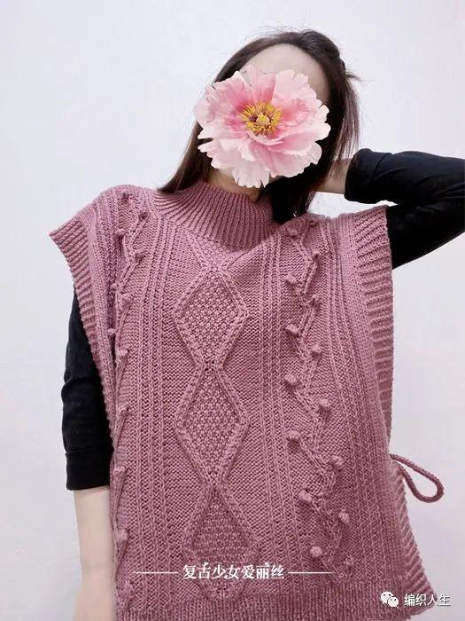 马甲背心的穿搭小技巧，马甲背心裙怎么搭配（云朗毛线球款绞花马甲背心）