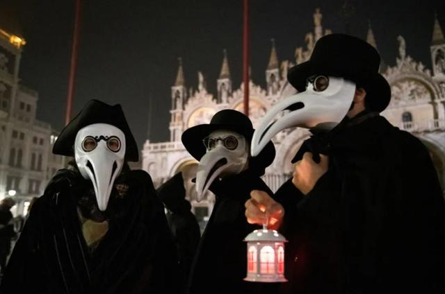 老八秘制小汉堡是什么梗，是不是就算蒂法来戴这个面具