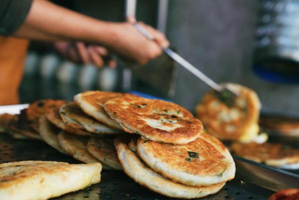 葱油卷饼的做法，用葱油饼还原儿时记忆中的美味