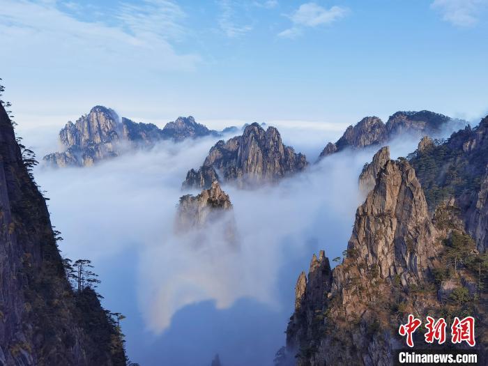 黄山四绝之瑰丽的云海奇观，安徽黄山现云海景观