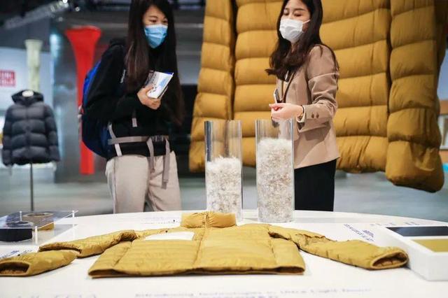 羽绒服的充绒量标准是多少，羽绒服充绒量标准多少（今年买羽绒服别看“含绒量”了）