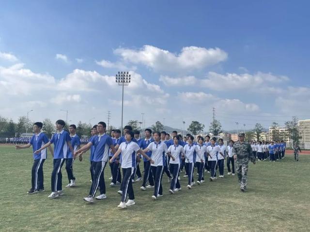 军训口号16字，有气势的16字军训口号有哪些（步伐整齐操场处处铿锵）