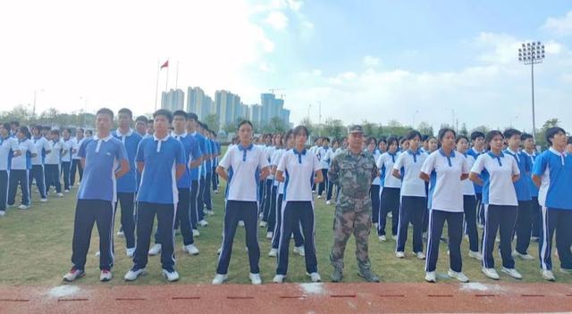 军训口号16字，有气势的16字军训口号有哪些（步伐整齐操场处处铿锵）