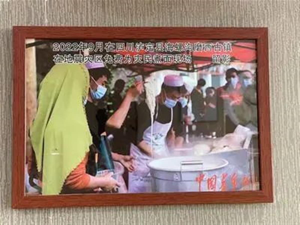 泸定地震送出上千碗面的拉面哥去世，生命定格在49岁
