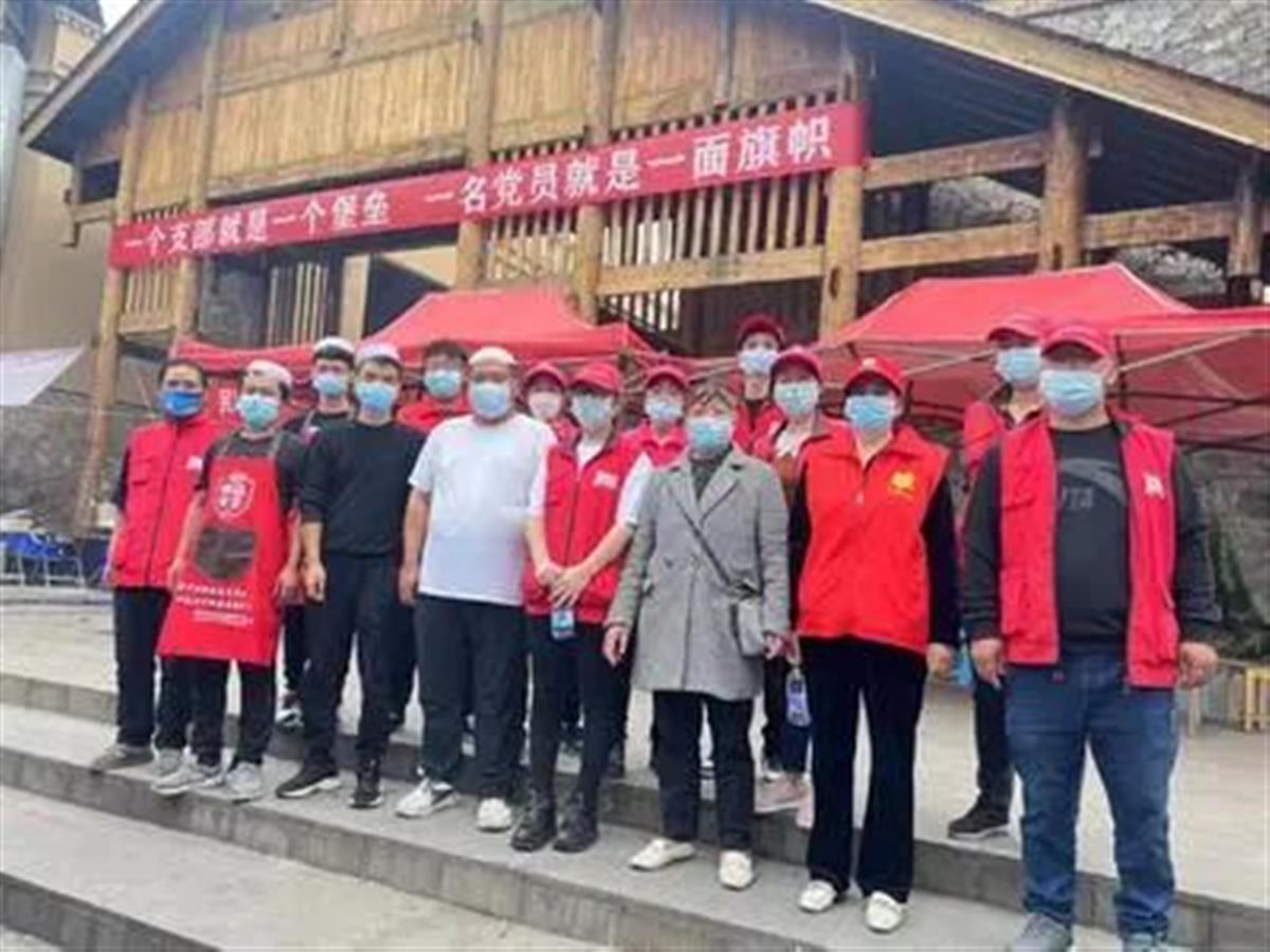泸定地震送出上千碗面的拉面哥去世，生命定格在49岁