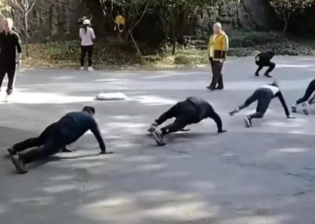 正确姿势走路，走路的正确姿势视频（“爬行运动”火出圈）