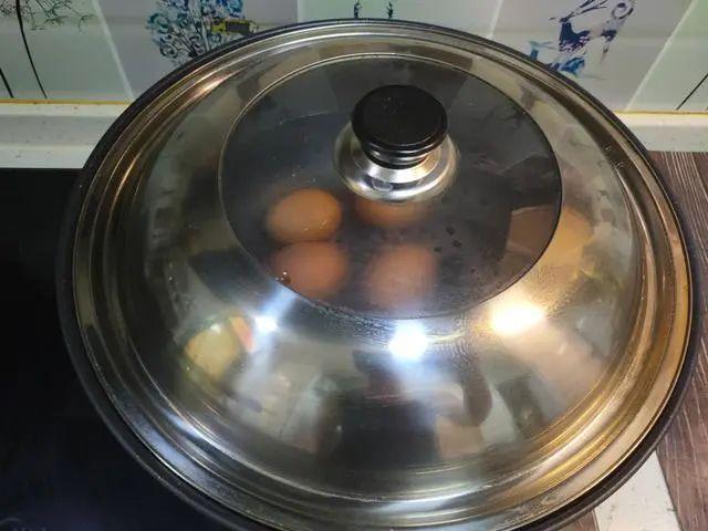 煮鸡蛋大火还是小火，鸡蛋煮几分钟能熟用大火还是小火（不要用清水煮）