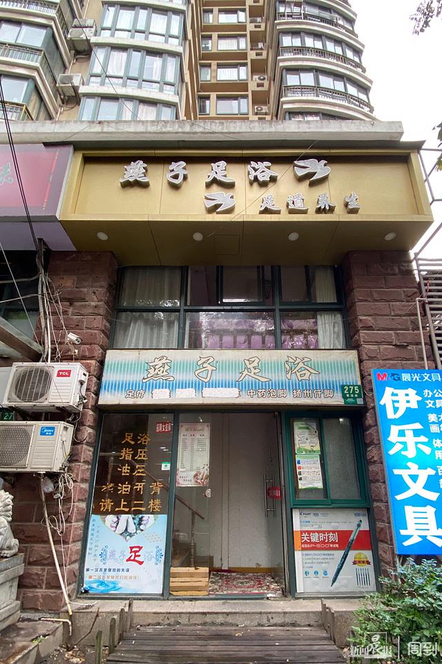 学校附近适合开什么店比较好，在学校旁边适合开什么样的小店（学校旁边开着6家足浴店、养生馆）