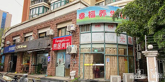 学校附近适合开什么店比较好，在学校旁边适合开什么样的小店（学校旁边开着6家足浴店、养生馆）