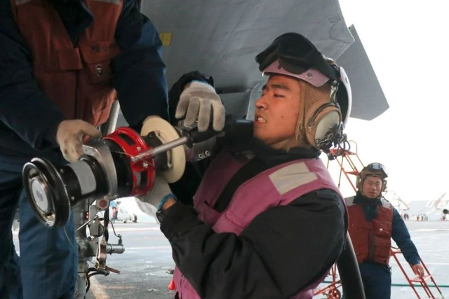 不一般是什么意思，这个女人不一般是什么意思（双胞胎兄弟，一起参军上航母）