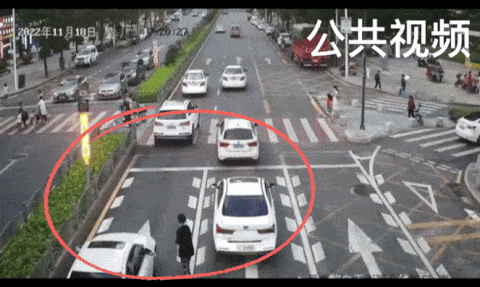 倒吸是什么意思，倒吸是因为什么（女子踩滑板在晚高峰车流中穿梭）