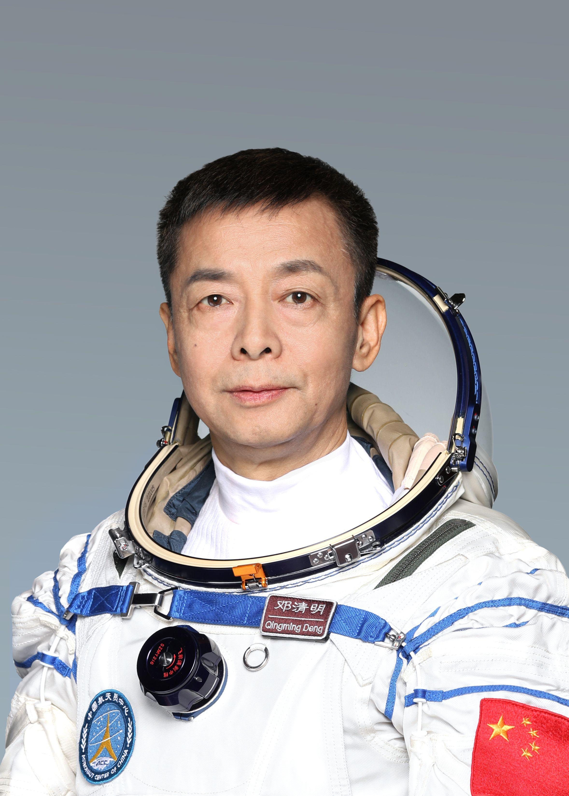2005年11月26日,中共中央,国务院,中央军委授予费俊龙英雄航天员