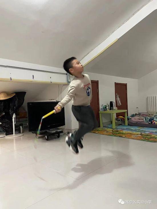 健身运动对你的身心健康产生了哪些积极影响，运动对人心理的积极影响（寒亭区实验小学疫情居家“云锻炼”）