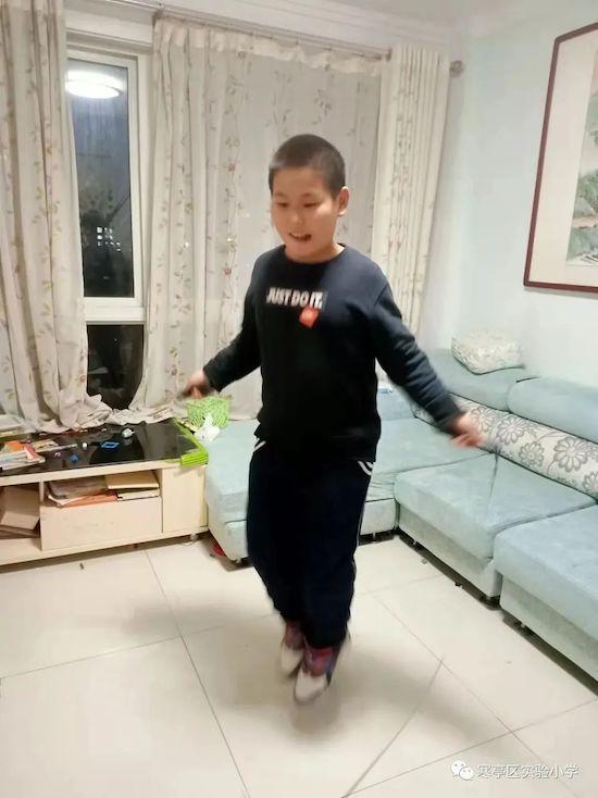 健身运动对你的身心健康产生了哪些积极影响，运动对人心理的积极影响（寒亭区实验小学疫情居家“云锻炼”）