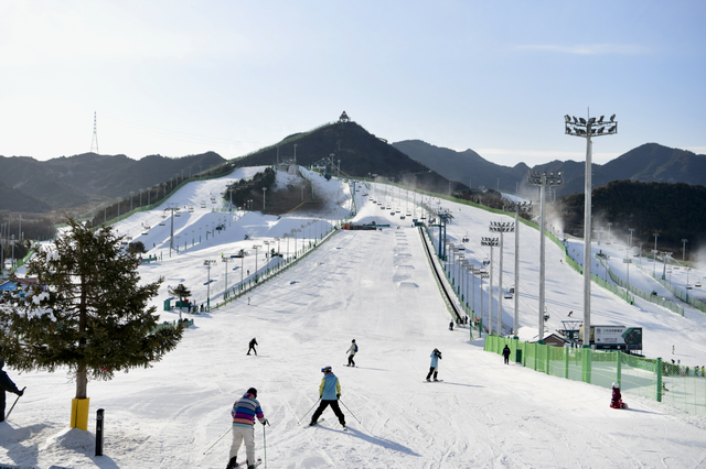 北京南山滑雪场今天正式开放，将按疫情防控要求进行限流