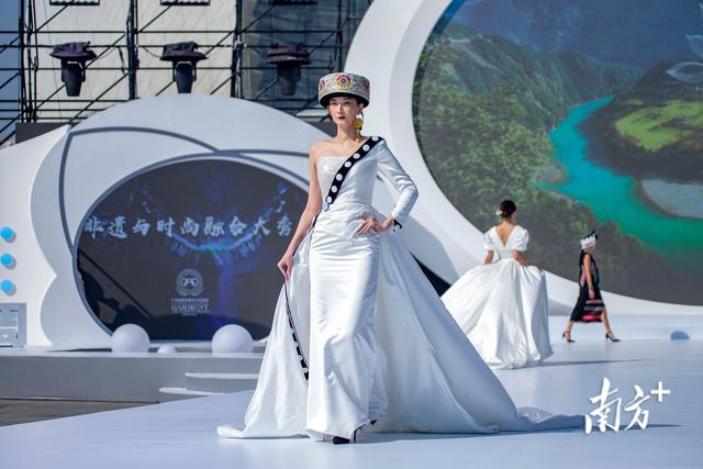 传统潮绣融合前沿时装，广绣 潮绣（珠海上演时装大秀）