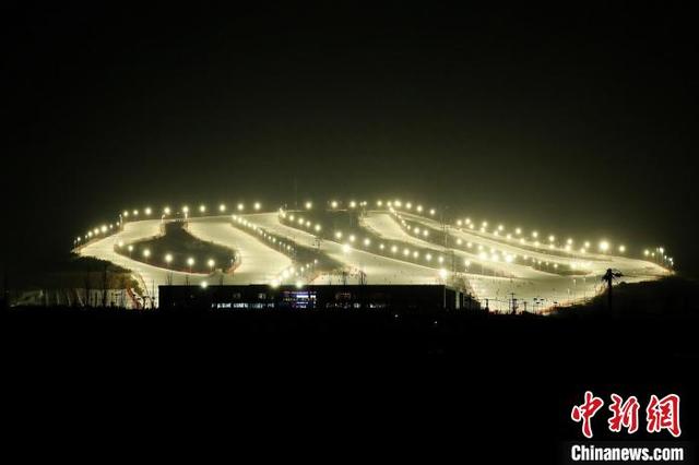山西最大滑雪场开门迎客 古都大同迎来“冰雪热”