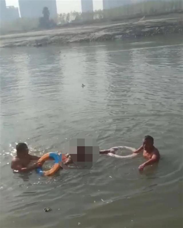 武汉女子坠江靠羽绒服，武汉女子坠楼（女子因捡手机落入汉江靠羽绒服漂了一路）