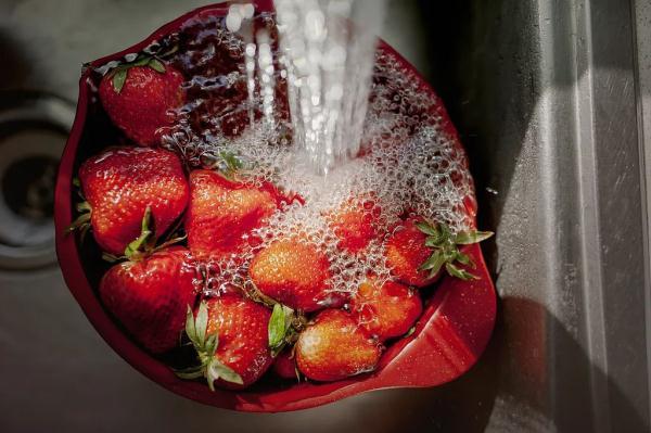 草莓怎么洗，草莓怎么洗 清洗草莓的正确方法（担心草莓太脏了）