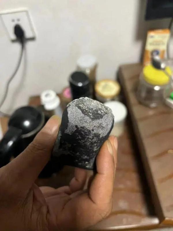 新浪微博的高级搜索在哪里，手机新浪微博高级搜索在哪（大姐意外捡到疑似“火球”碎片）