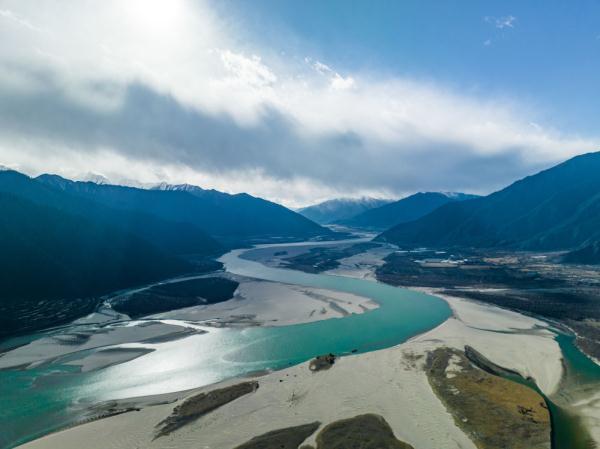 雅鲁藏布江在哪里，雅鲁藏布江发源地在哪（冬日雅鲁藏布江）