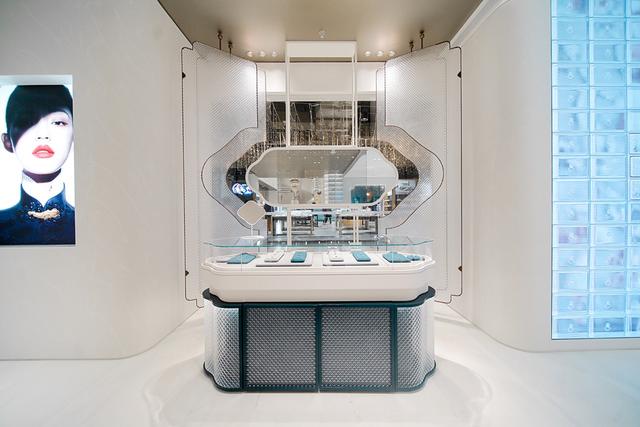 花西子有哪些产品，花西子有哪些产品好（国货美妆品牌花西子开出首家线下店）