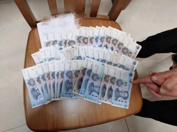 qq个性标签怎么弄，手机QQ如何编辑个性标签以及设兴趣爱好展示（这家人竟用打印机“造”人民币）
