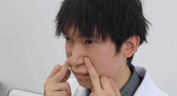 鼻子上山根是哪里，鼻子山根宽可以缩小吗（跟着医生按这个穴位）