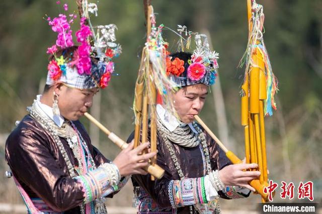 苗族芦笙踩堂舞介绍，贵州：苗寨芦笙踩堂庆佳节