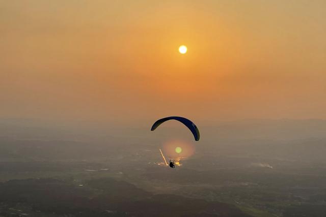 那些简单而又适合儿童运动的项目，儿童运动服装品牌（爬树、桨板、滑翔伞……“超级周末”里的亲子体育）