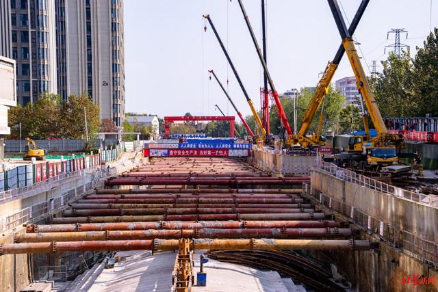 成都13号线地铁什么时候开通，成都地铁13号线什么时候通车（全国最大的大跨度中庭无柱弧形拱顶车站封顶）