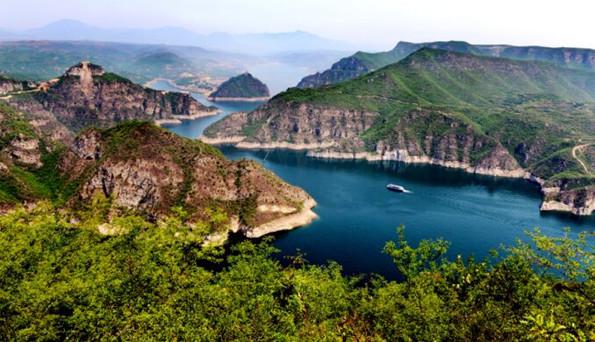 黄河三峡，水绕青山山绕水