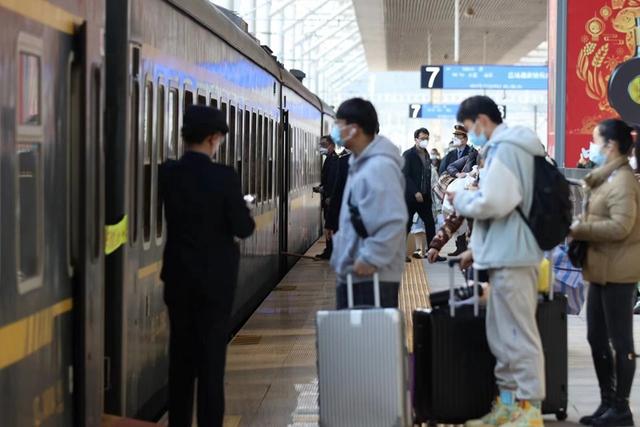 兴泉高铁经过哪些县市，兴泉铁路的各站点（途经14个革命老区县的兴泉铁路“开跑”）