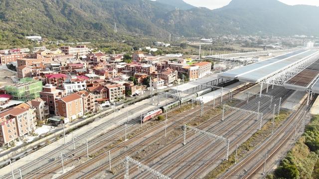 兴泉高铁经过哪些县市，兴泉铁路的各站点（途经14个革命老区县的兴泉铁路“开跑”）