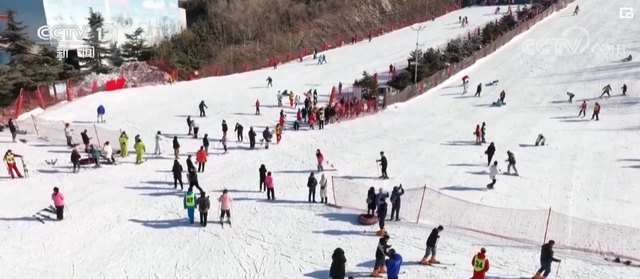 河北石家庄：冰雪魅力引来客流高峰