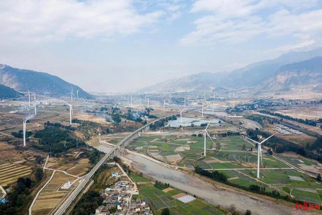 风力发电机叶片，为什么风力发电机只有三个叶片（揭秘中国首个山谷风力发电场）