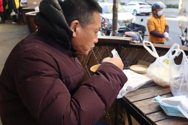 上海最受欢迎的美食，酒酿糟鸡、羌饼、爆鱼……吃着吃着爷叔“金句”频出