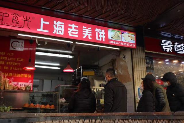 上海最受欢迎的美食，酒酿糟鸡、羌饼、爆鱼……吃着吃着爷叔“金句”频出