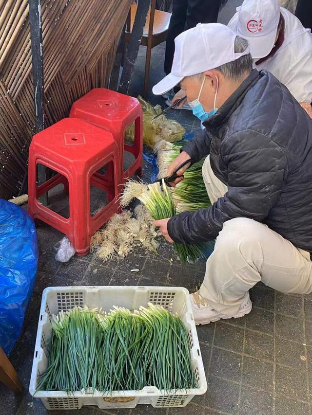 上海最受欢迎的美食，酒酿糟鸡、羌饼、爆鱼……吃着吃着爷叔“金句”频出