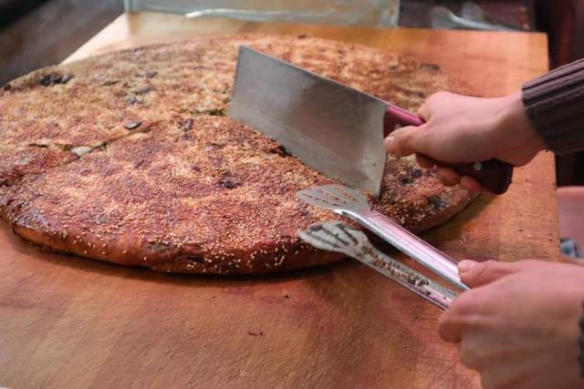 上海最受欢迎的美食，酒酿糟鸡、羌饼、爆鱼……吃着吃着爷叔“金句”频出