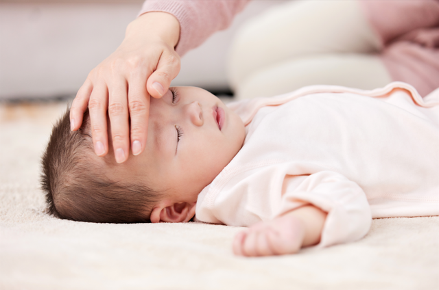 婴儿抽搐症的表现大概是什么呢，婴儿抽搐是什么样子（宝宝感染后发热到抽搐）