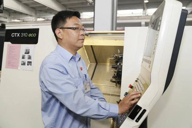 工匠精神素材人物事迹，工匠精神的人物及事迹有哪些（中国梦·大国工匠篇丨用坚韧诠释工匠精神）