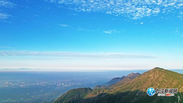 得天独厚的庐山风景，白云伴晚霞 街火点苍穹