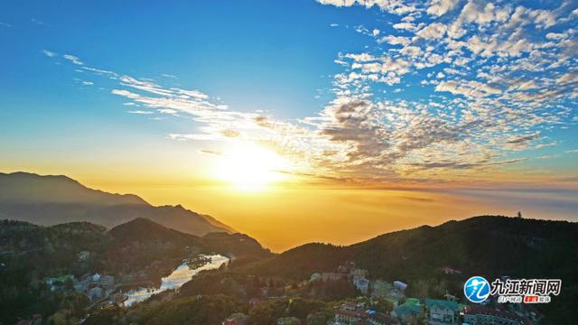 得天独厚的庐山风景，白云伴晚霞 街火点苍穹