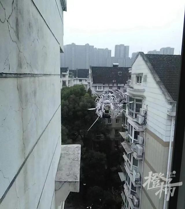 什么是钢化玻璃，什么是钢化玻璃中空玻璃夹层玻璃有何特点（杭州一住户家中双层钢化玻璃被击穿）