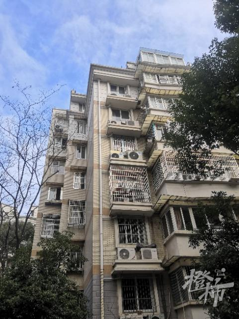 什么是钢化玻璃，什么是钢化玻璃中空玻璃夹层玻璃有何特点（杭州一住户家中双层钢化玻璃被击穿）